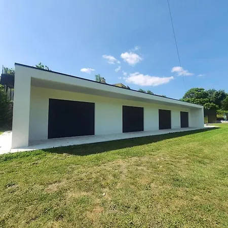 Insuia House Semesterbostad